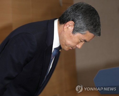 고개 숙여 사과하는 정경두 국방부 장관