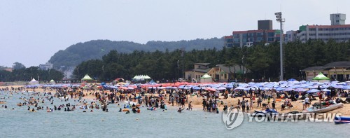 Sokcho beach crowded with people