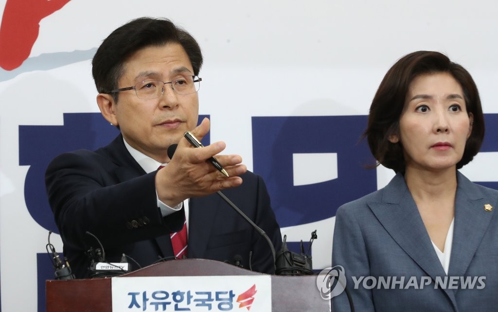 보도진 질문 받는 황교안 대표