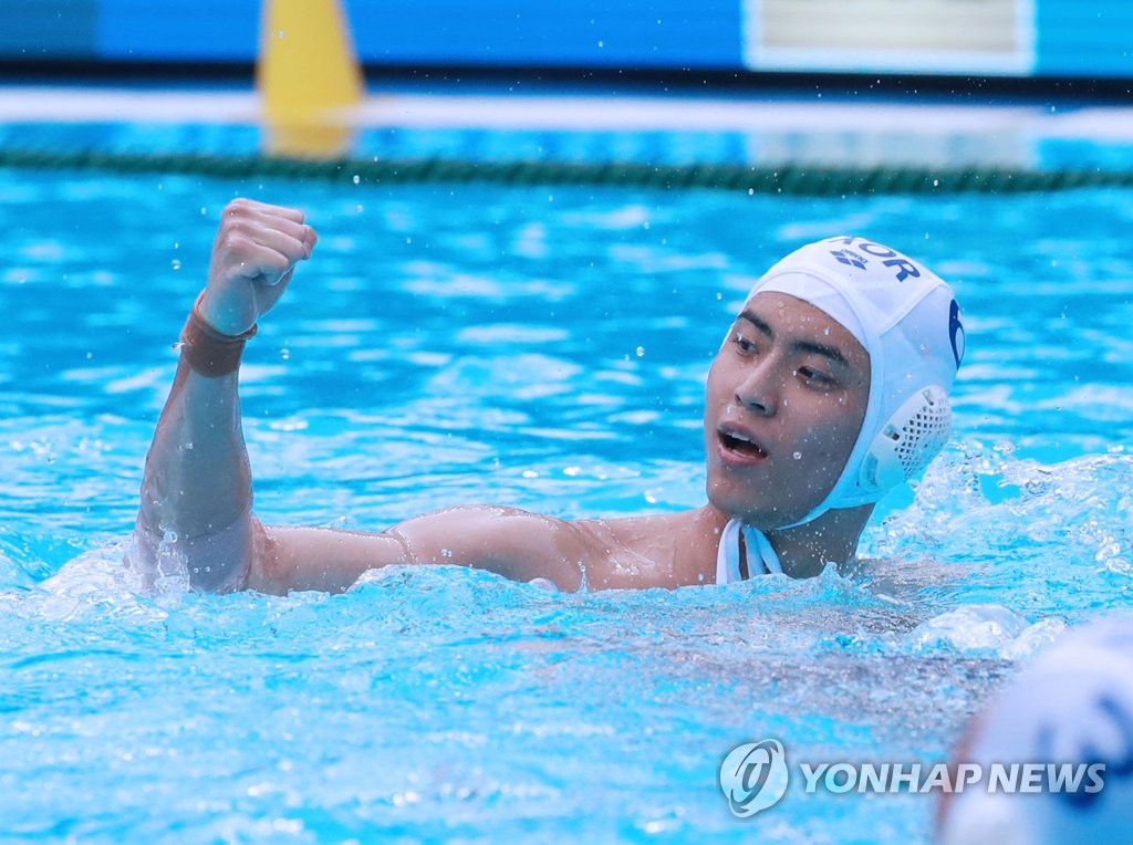 Lee Seong-gyu of South Korea celebrates his goal against Kazakhstan in a men's water polo 13th-16th place semifinal at the FINA World Championships at Nambu University Water Polo Competition Venue in Gwangju, 330 kilometers south of Seoul, on July 21, 2019. (Yonhap)