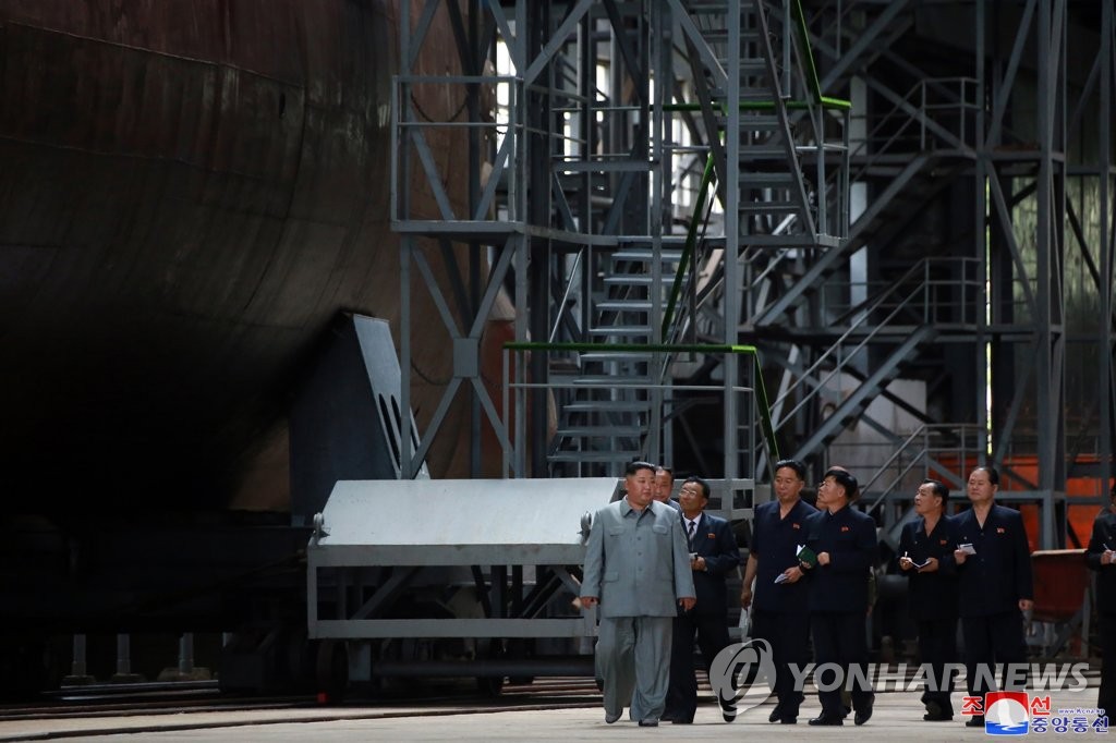 朝鮮中央通信は２３日、金委員長（左端）が新造の潜水艦を視察したと報じた＝２３日、平壌（朝鮮中央通信＝聯合ニュース）《転載・転用禁止》