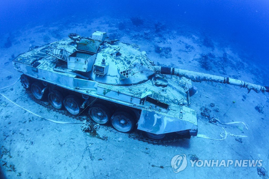 ′홍해 속에 잠긴 장갑차·헬리콥터′…요르단 수중 군사 박물관 | 연합뉴스