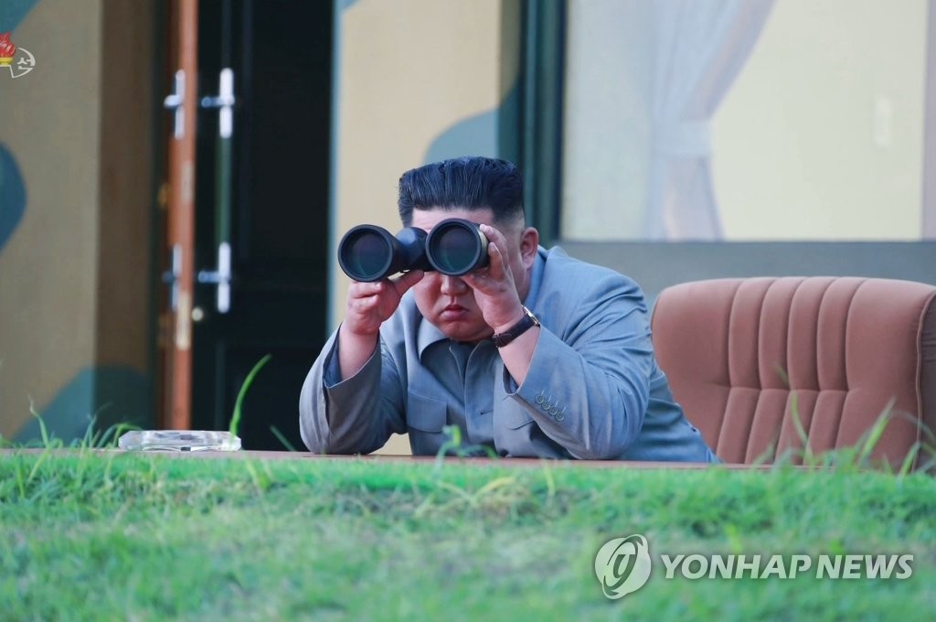 북한 김정은, 단거리 탄도미사일 '위력시위사격' 지휘