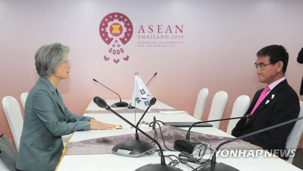 Foreign Minister Kang Kyung-wha (L) sits face-to-face with her Japanese counterpart Taro Kono ahead of their bilateral meeting on the sidelines of the ASEAN Regional Forum in Bangkok, on Aug. 1, 2019. (Yonhap) 