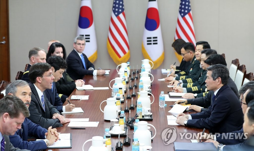 景斗国防部長官は来韓中のエスパー米国防長官とソウルの国防部庁舎で会談した＝９日、ソウル（聯合ニュース）