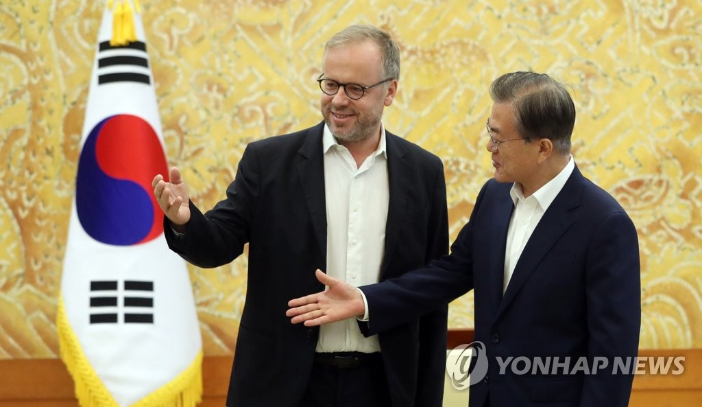 South Korean President Moon Jae-in (R) meets with Christophe Deloire, secretary general of Reporters Without Borders, at Cheong Wa Dae in Seoul on Sept. 18, 2019. (Yonhap)