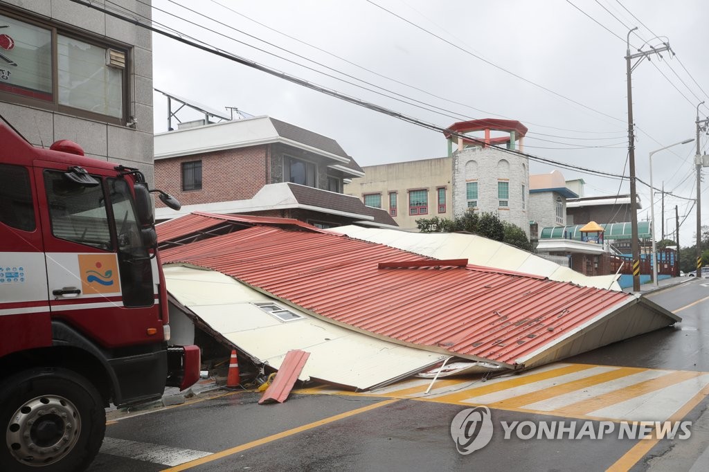 바람에 풀썩 내려앉은 창고