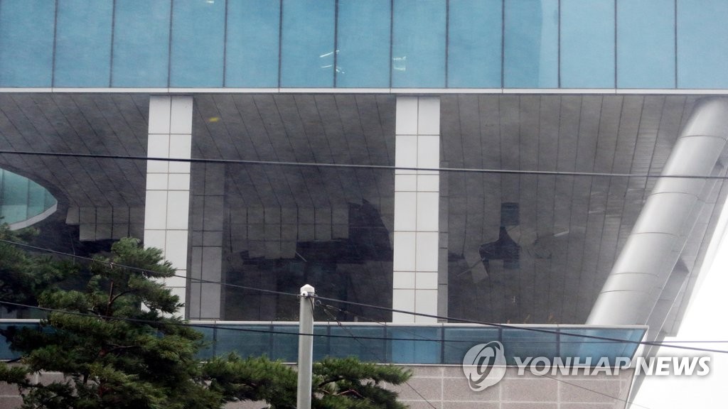 태풍 타파에 천장 마감재 떨어진 벡스코