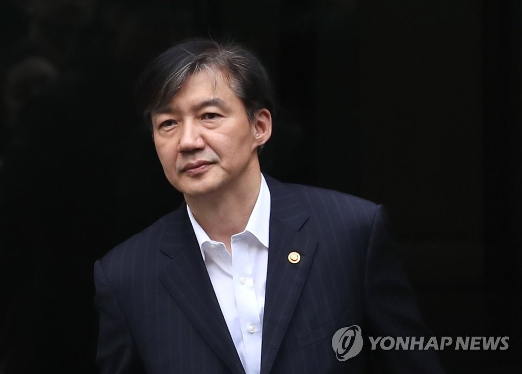 (LEAD) Moon warns prosecution not to abuse its authority over justice minister probe