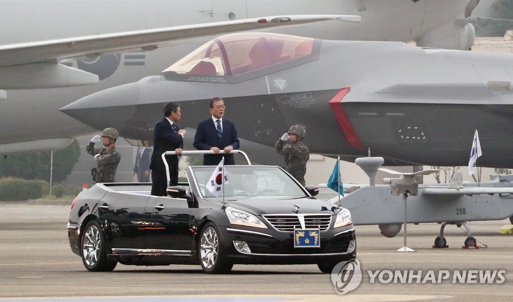 President Moon Jae-in inspects South Korea's first F-35A stealth fighter jet during an Armed Forces Day ceremony at an Air Force base in Daegu on Oct. 1, 2019. (Yonhap)