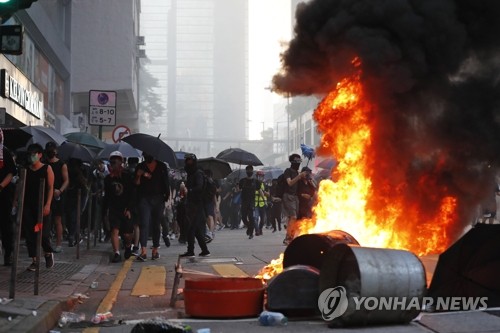 도로에 불 지른 홍콩 시위대