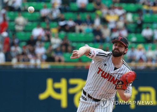 LG Twins claim 'wild card' in 13 innings as KBO postseason starts