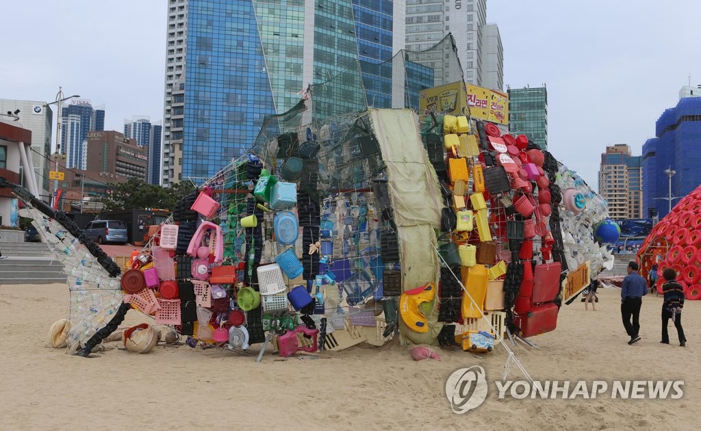 해운대 등장한 플라스틱 물고기