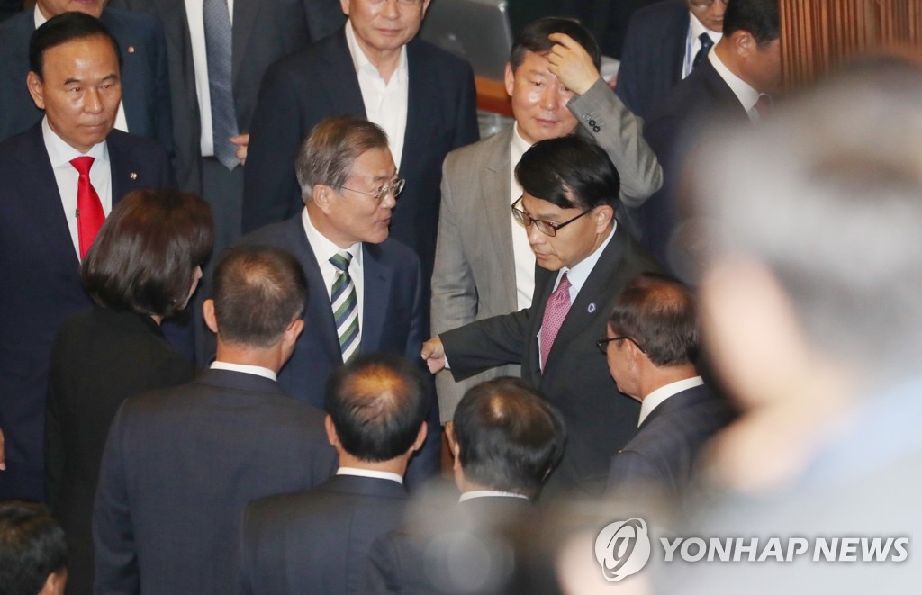 President Moon Jae-in talks with opposition party lawmakers after his National Assembly speech on Oct. 22, 2019. (Yonhap)