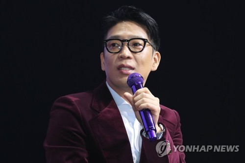 '병역 기피 논란 후 컴백하는 엠씨몽'