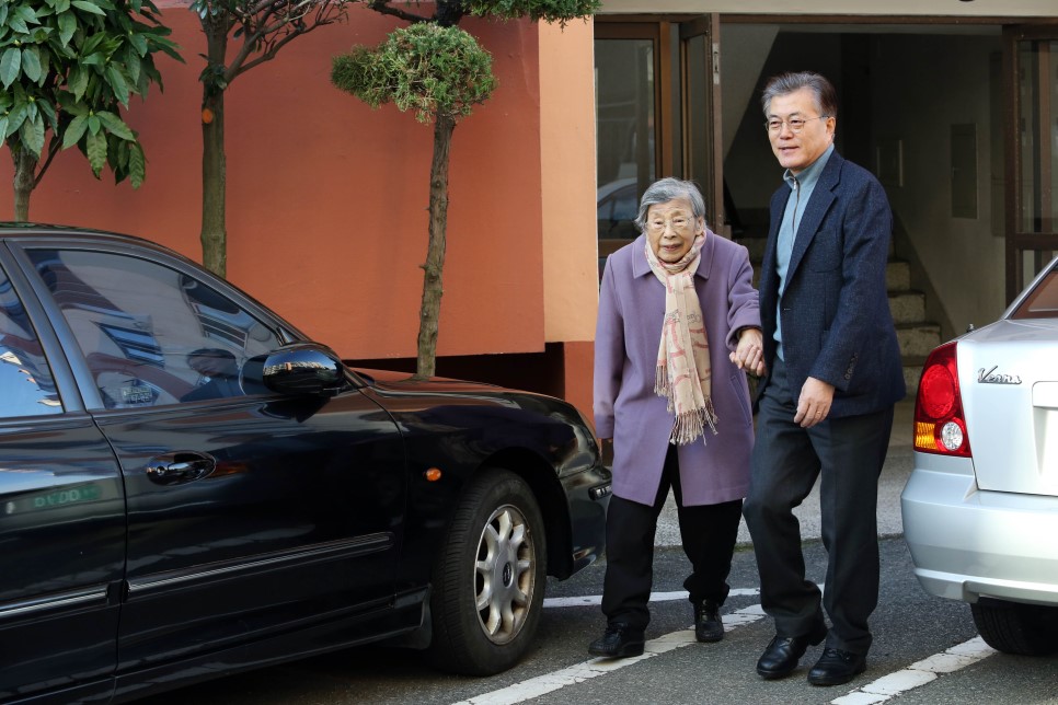 This Dec. 25, 2016, file photo shows President Moon Jae-in and mother Kang Han-ok leaving home to attend a Christmas mass. (Yonhap) 