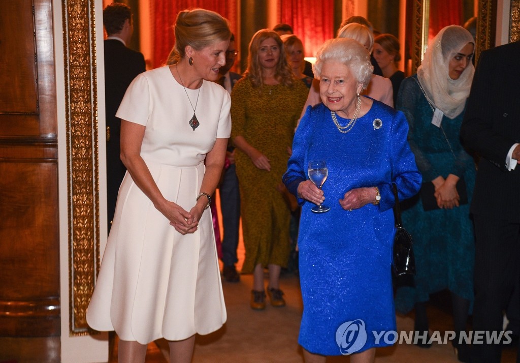 버킹엄궁 연회 참석한 영국 엘리자베스 여왕 | 연합뉴스