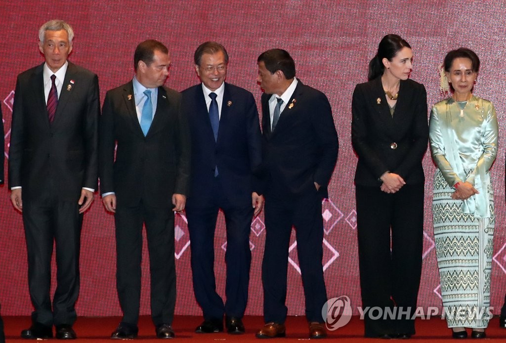 タイを訪問中の文大統領（左から３人目）が東アジア首脳会議開始前の記念撮影で、ロシアのメドベージェフ首相（左から２人目）、フィリピンのドゥテルテ大統領（左から４人目）と歓談している＝４日、バンコク（聯合ニュース）