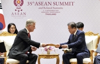  Moon revs up ASEAN diplomacy, breaks ice with Abe