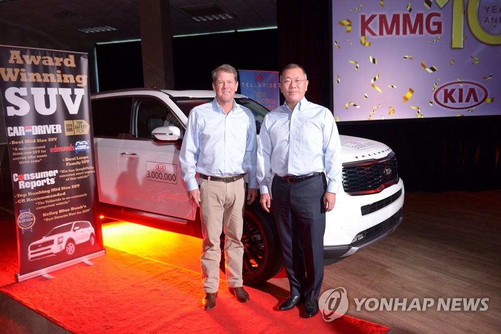 Hyundai Motor Group Executive Vice Chairman Chung Euisun (R) and Georgia Gov. Brian Kemp stand in front of a Telluride SUV during an event held at Kia Motors' Georgia plant to celebrate its 10th anniversary on Nov. 18, 2019, in this photo provided by the company. (PHOTO NOT FOR SALE) (Yonhap)