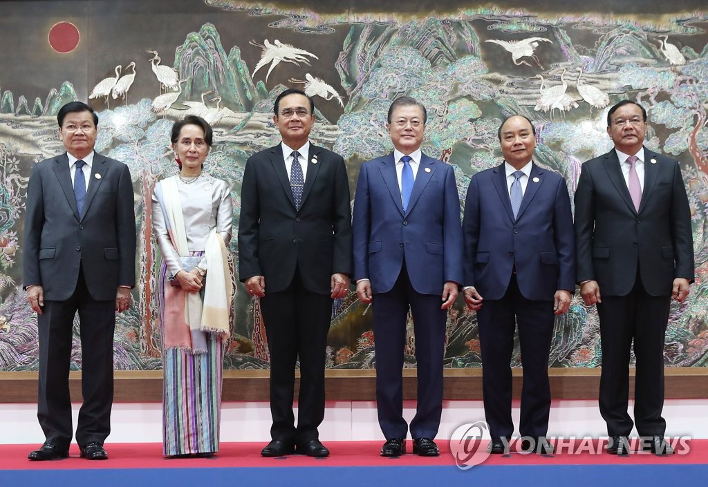 South Korean President Moon Jae-in (4th from L) poses for photos with (from L to R) Laotian Prime Minister Thongloun Sisoulith, Myanmar's State Counsellor Aung San Suu Kyi, Thai Prime Minister Prayut Chan-o-cha, Vietnamese Prime Minister Nguyen Xuan Phuc and Cambodian Deputy Prime Minister Prak Sokhonn ahead of the 1st Mekong-Republic of Korea Summit held at the Nurimaru APEC House in Busan on Nov. 27, 2019. (Yonhap)