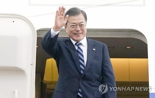 文大統領は韓中日首脳会談に出席するため、京畿道・城南のソウル空港（軍用空港）から中国に向けて出発した＝２３日、城南（聯合ニュース）