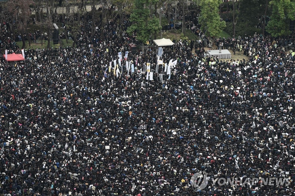 새해 첫날 민주화 행진 위해 모인 홍콩 시위대
