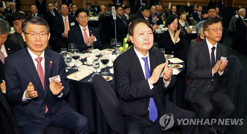 Prosecutor General Yoon Seok-youl (C) attends a New Year's meeting, hosted by President Moon Jae-in, at the Korea Chamber of Commerce and Industry in Seoul on Jan. 2, 2020. (Yonhap)