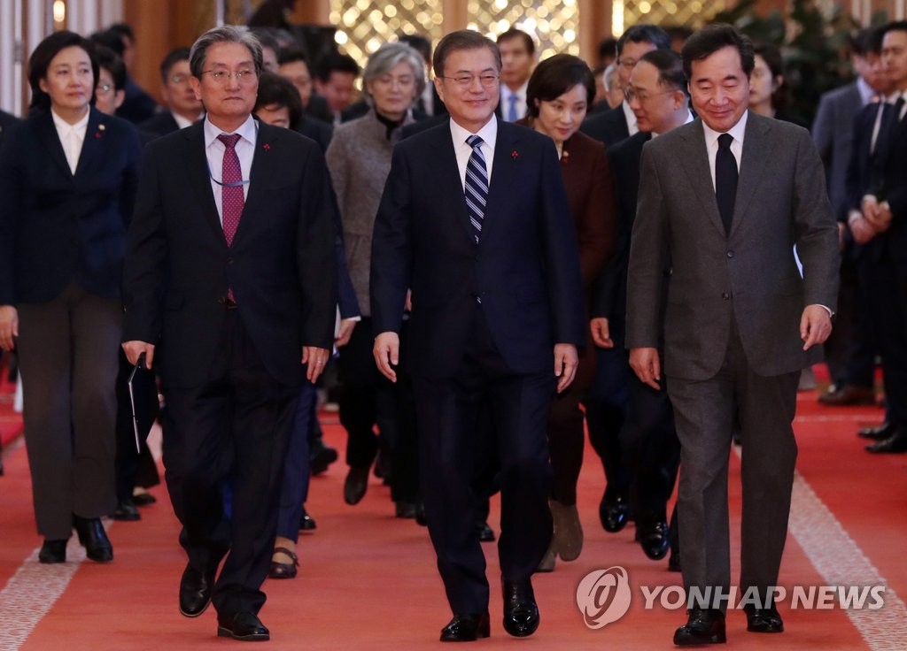 President Moon Jae-in (C) walks towards a Cheong Wa Dae room in Seoul to attend a Cabinet meeting on Jan. 7, 2020. (Yonhap)