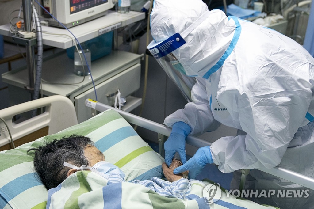 보호복 입고 우한폐렴 환자 돌보는 의료진