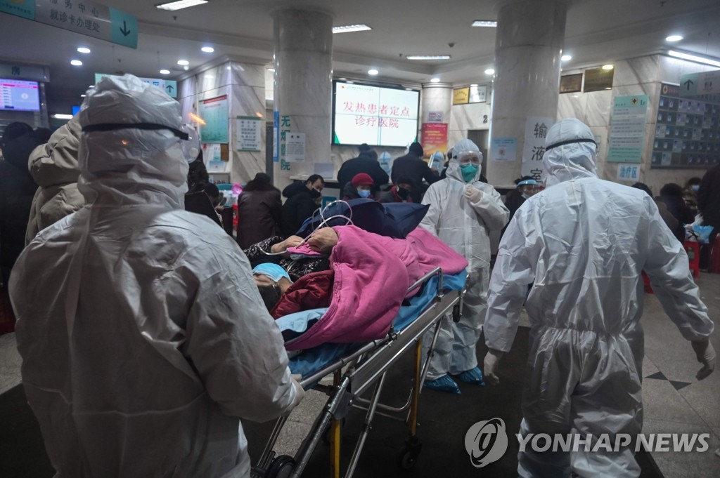 우한 적십자병원으로 이송되는 환자