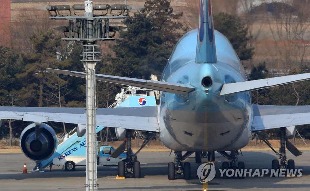 Authorities at Gimpo International Airport in western Seoul carry out quarantine work on the first evacuation flight that brought 368 South Korean citizens home from coronavirus-hit Wuhan, China, on Jan. 31, 2020. (Yonhap)