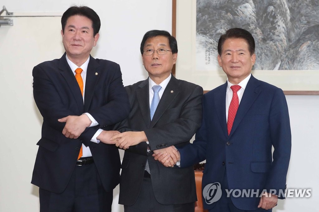 Vice senior floor leaders of the ruling Democratic Party and two opposition parties pose for a photo at the National Assembly on Feb. 3, 2020. They held a meeting to the discuss details of an extra parliamentary session in February. (Yonhap)