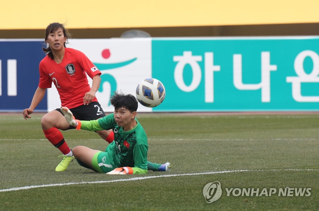 In this file photo from Feb. 9, 2020, Choo Hyo-joo of South Korea (L) scores against Vietnam in the teams' Group A match in the third round of the Asian qualifying for the Tokyo Olympics at Jeju World Cup Stadium in Seogwipo, Jeju Island. (Yonhap)