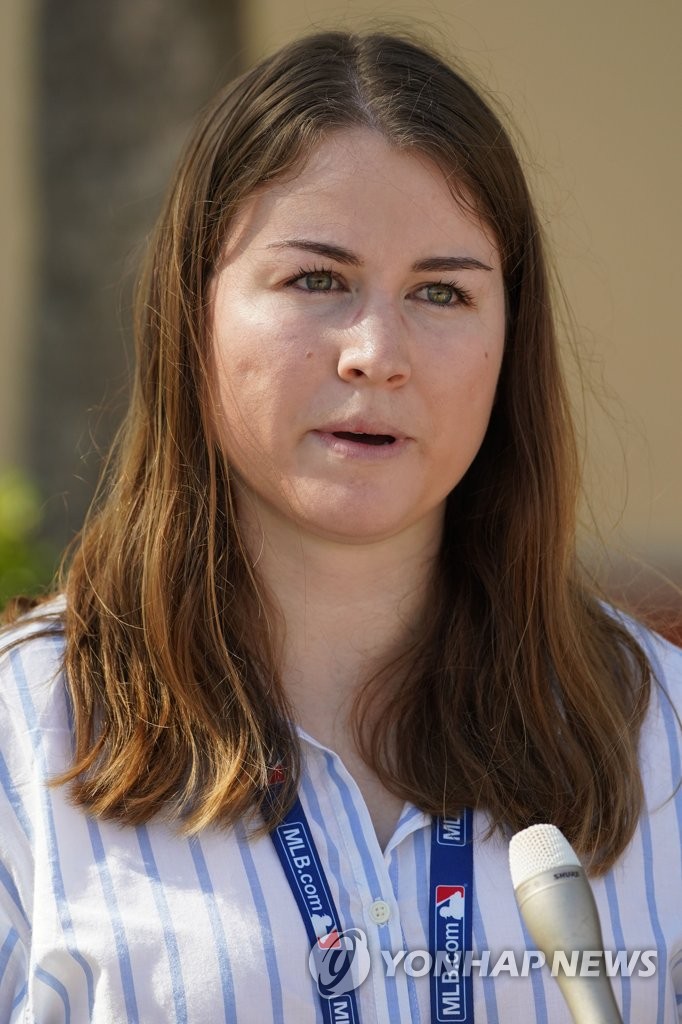Anne Rogers, St. Louis Cardinals beat writer for MLB.com, speaks to South Korean reporters at Roger Dean Chevrolet Stadium in Jupiter, Florida, on Feb. 11, 2020. (Yonhap)
