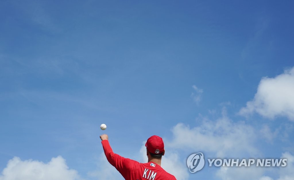 In this file photo, from Feb. 12, 2020, Kim Kwang-hyun of the St. Louis Cardinals does a long toss during spring training at Roger Dean Chevrolet Stadium in Jupiter, Florida. (Yonhap)