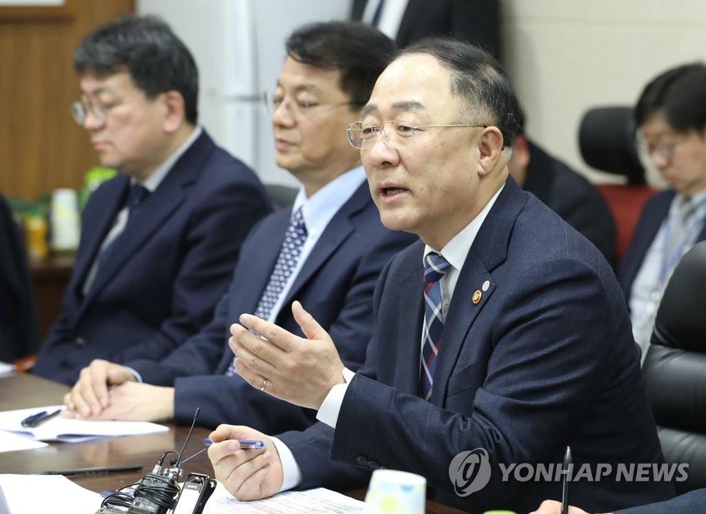 Finance Minister Hong Nam-ki speaks at a meeting with executives of an exporter in Cheongju on Feb. 13, 2020. (Yonhap) 