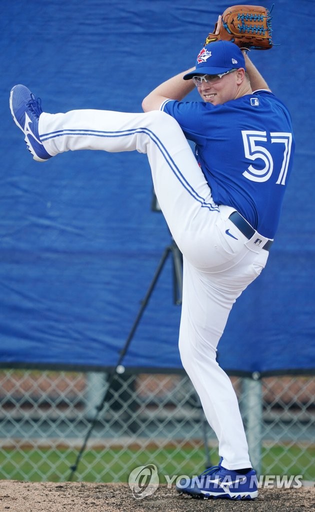 Trent Thornton of the Toronto Blue Jays pitches in the bullpen at the team's Player Development Complex in Dunedin, Florida, on Feb. 13, 2020. (Yonhap)