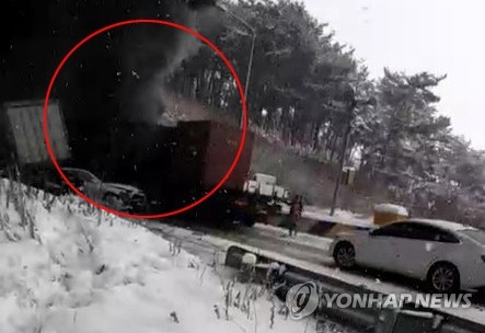 순천-완주 고속도로 터널서 다중추돌 화재 사고…"13명 부상"