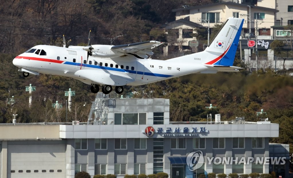 The VCN-235 of the Air Force takes off at Seoul Air Base in Seongnam, south of the capital, on a mission to evacuate four South Koreans and one Japanese spouse from the quarantined cruise ship moored at a port in Yokohama, Japan. (Yonhap) 