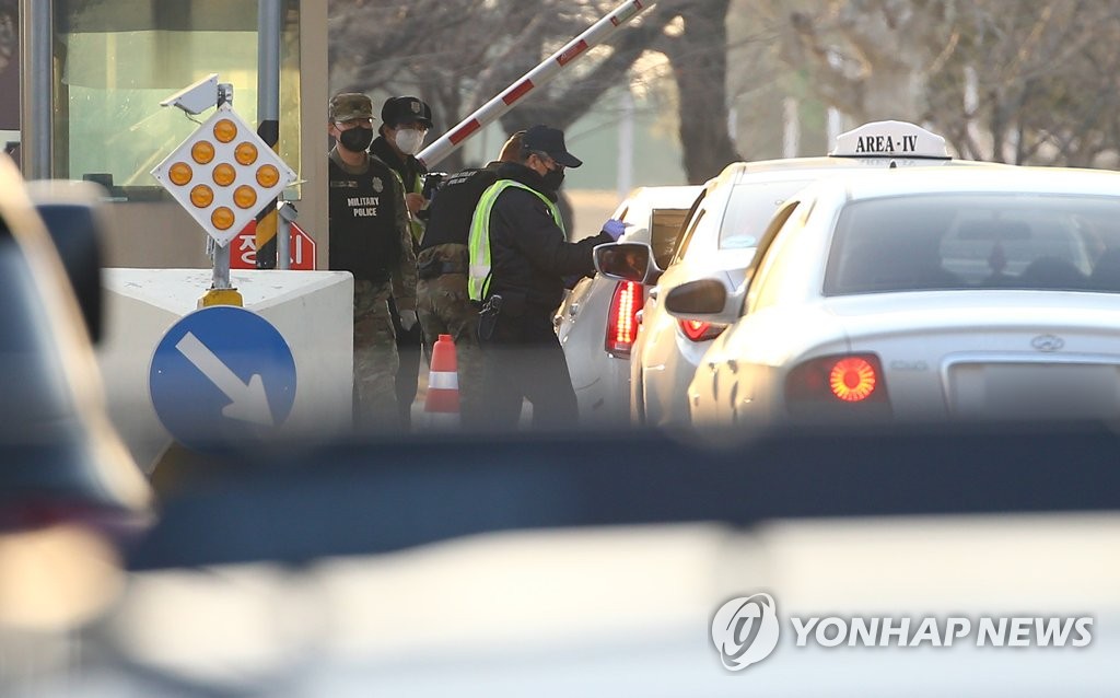 资料图片：2月20日，大邱驻韩美军基地严查外部人员。 韩联社