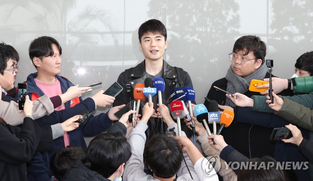 South Korean football player Ki Sung-yueng speaks to reporters at Incheon International Airport, just west of Seoul, on Feb. 21, 2020, before departing for Spain to finalize contract talks with a La Liga club. (Yonhap)