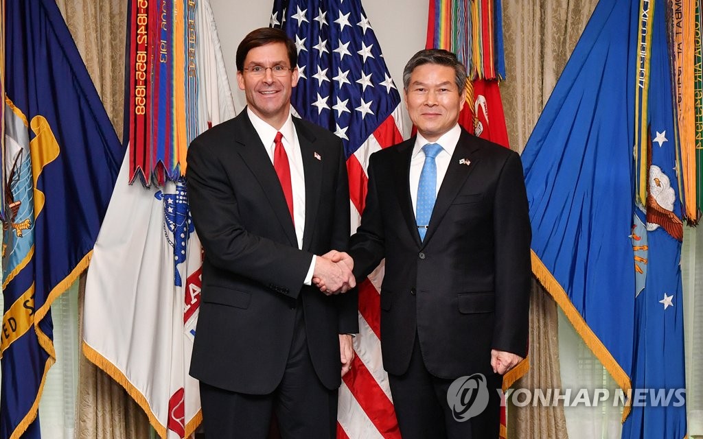 South Korean Defense Minister Jeong Kyeong-doo (R) and his U.S. counterpart, Mark Esper, pose for a photo prior to their talks at the Pentagon in Washington on Feb. 24, 2020, in this photo provided by the defense ministry. (PHOTO NOT FOR SALE) (Yonhap)