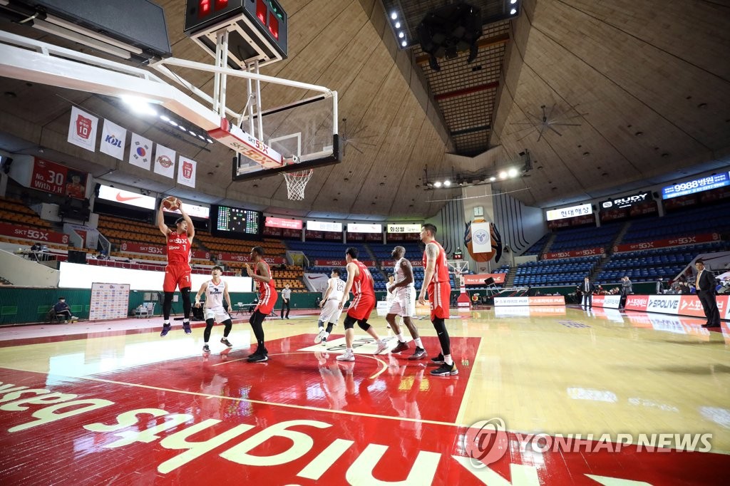 This photo provided by the Korean Basketball League shows the home team SK Knights and ET Land Elephants playing a regular season game without spectators at Jamsil Students' Gymnasium in Seoul on Feb. 29, 2020. (PHOTO NOT FOR SALE) (Yonhap)