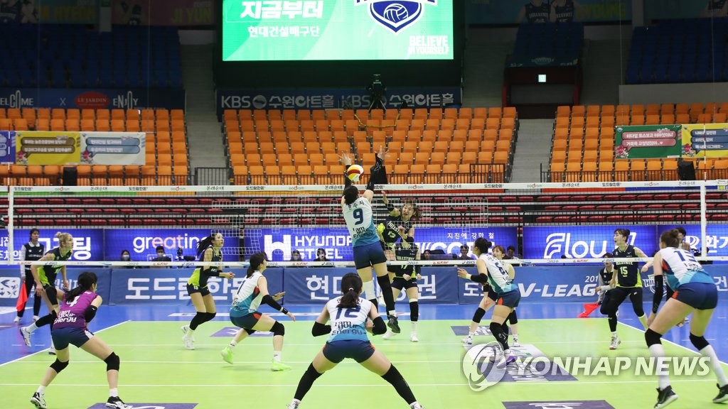 Hyundai Engineering & Construction Hillstate and GS Caltex Kixx play their women's V-League volleyball regular season match behind closed doors at Suwon Gymnasium in Suwon, 45 kilometers south of Seoul, on March 1, 2020. (Yonhap)