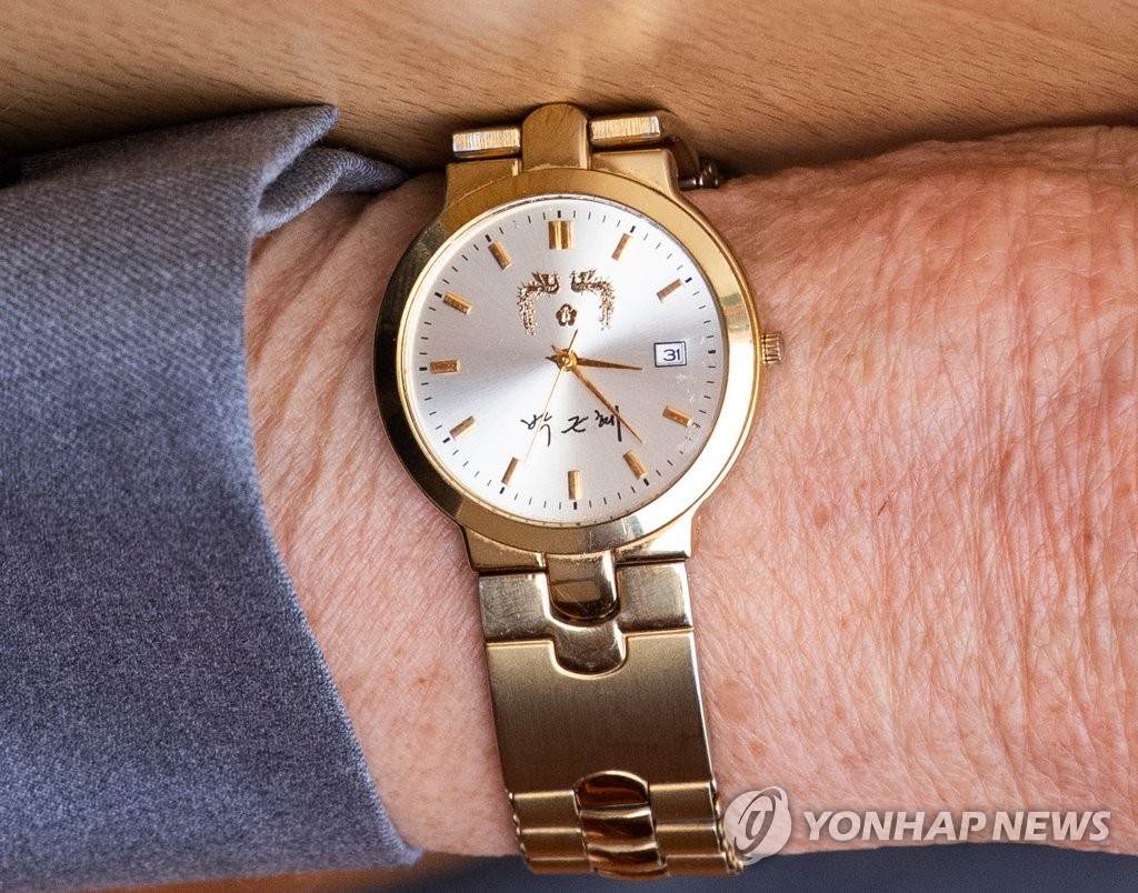 '박근혜' 새겨진 이만희 총회장의 손목시계