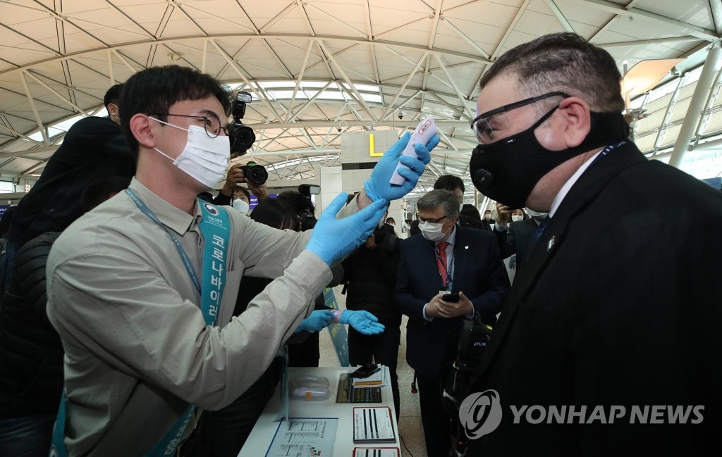 ممثلو البعثات الدبلوماسية في كوريا يتفقدون على اجراءات الحجر الصحي لكورونا في مطار إنتشون الدولي - 3
