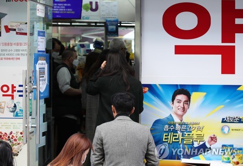 약국서 마스크 구매확률 높이려면…대형병원·대학·시장근처 노려라