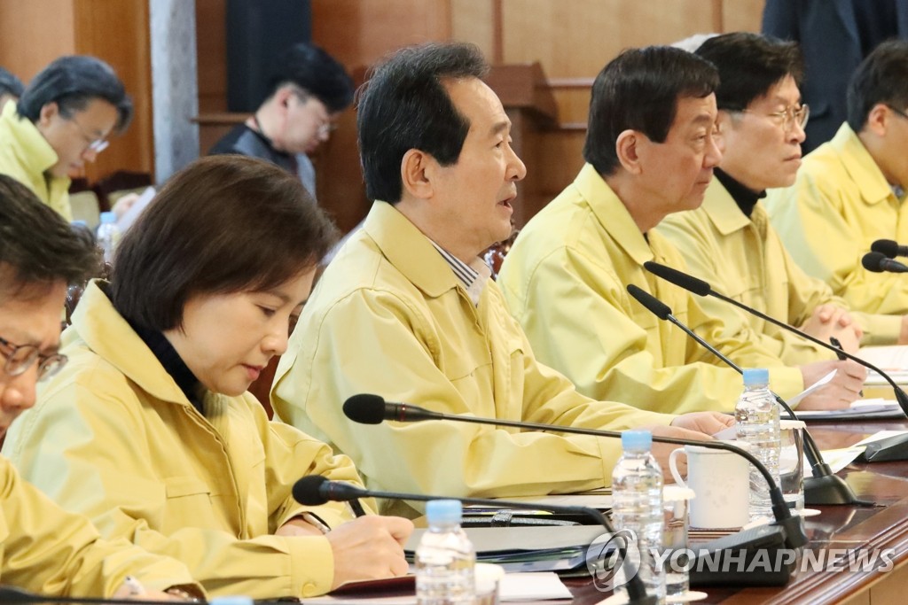 3月15日，在首尔，丁世均（左二）主持紧急经济工作会议并发言。 韩联社