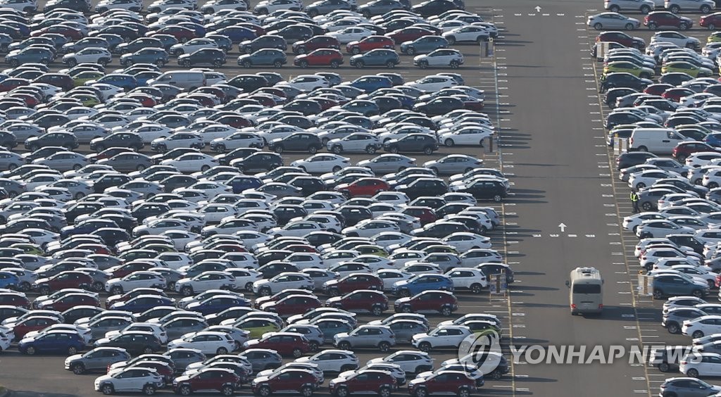 Cars are parked at a pre-elivery storage yard of Hyundai Motor Co. in Ulsan, about 415 kilometers southeast of Seoul, on March 18, 2020, as the new coronavirus pandemic has hit South Korea's key export-dependent industries. (Yonhap)
